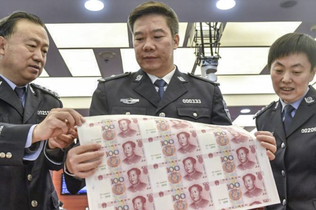 Police officers with some of the banknotes seized. Photo: Chinanews.com