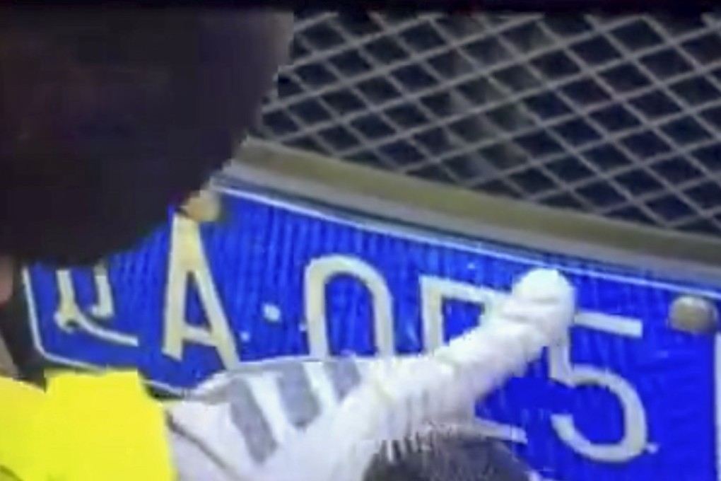 A police officer checking a licence plate during the crackdown. Photo: News.163.com
