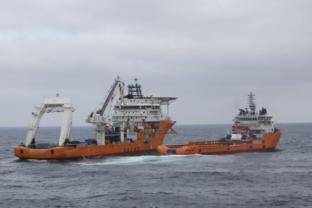 A rescue ship works to clean the oil slick on Wednesday after the Sanchi sank off China’s eastern coast. Photo: EPA-EFE