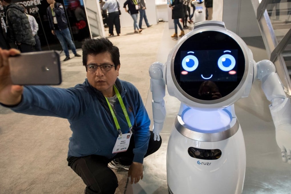 An attendee takes a photo with a robot during the 2018 Consumer Electronics Show in Las Vegas on January 11. Photo: Bloomberg