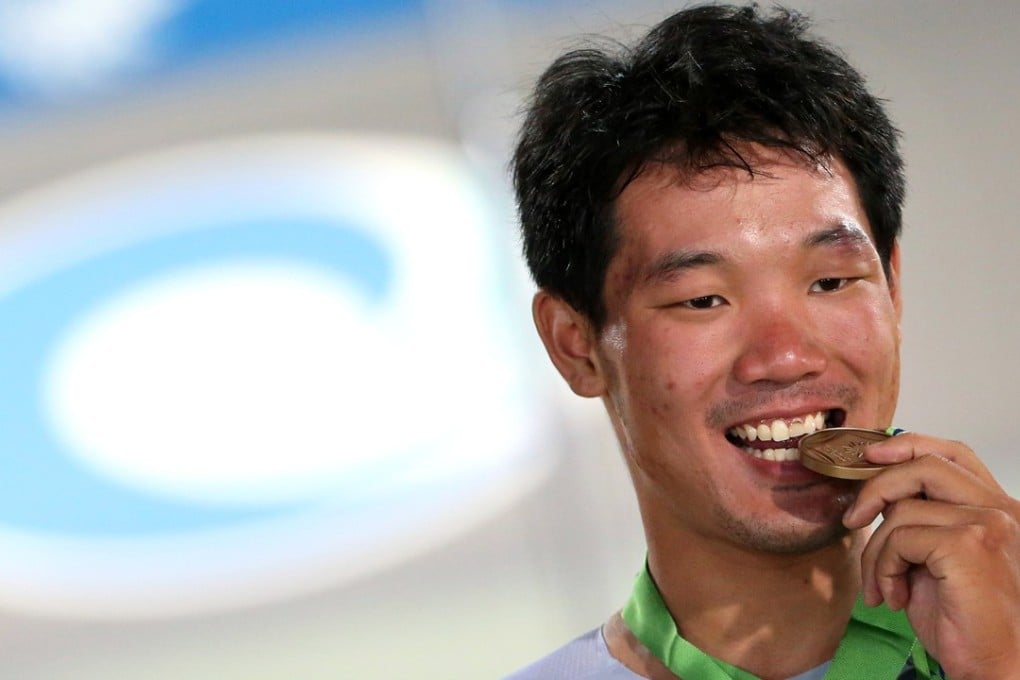 Cheung King-lok of Hong Kong lifts his bronze medal for the Men's Omnium 40km Points Race at the Incheon Asian Games in 2014. Photo: Nora Tam