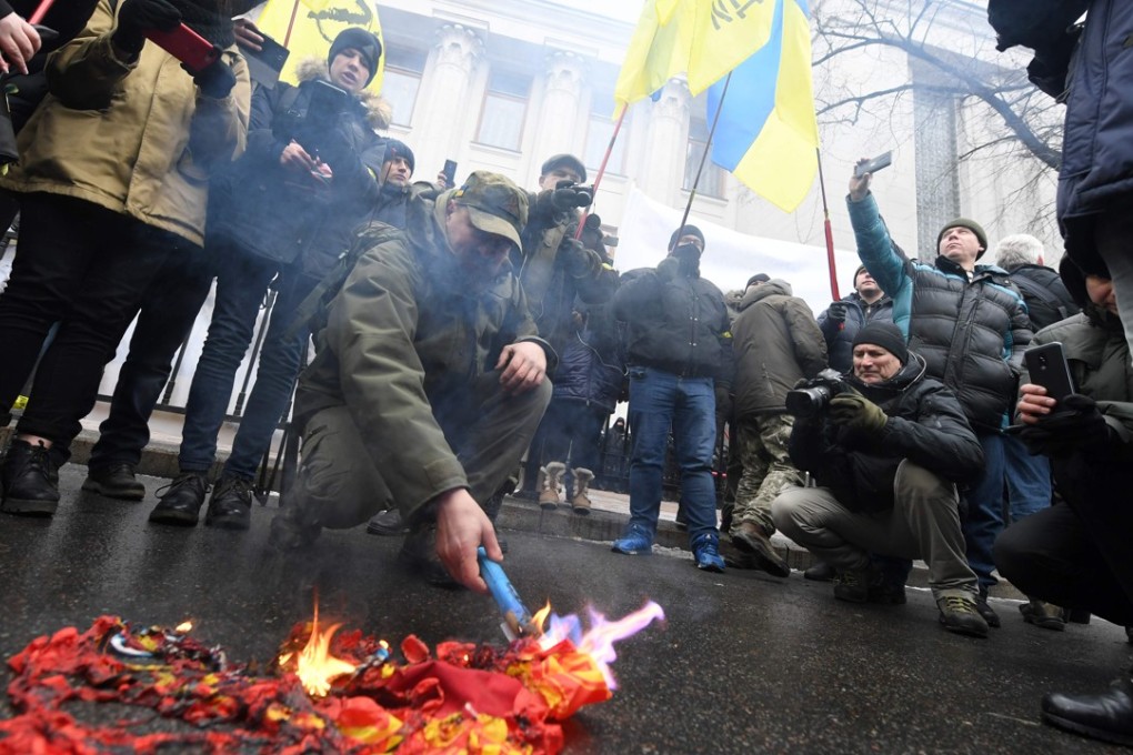 Activists burned the Russian flag in front of the Ukrainian parliament in Kiev before lawmakers announced on January 16, 2018 a new law recognising its eastern war as “temporary Russian occupation.” Photo: AFP