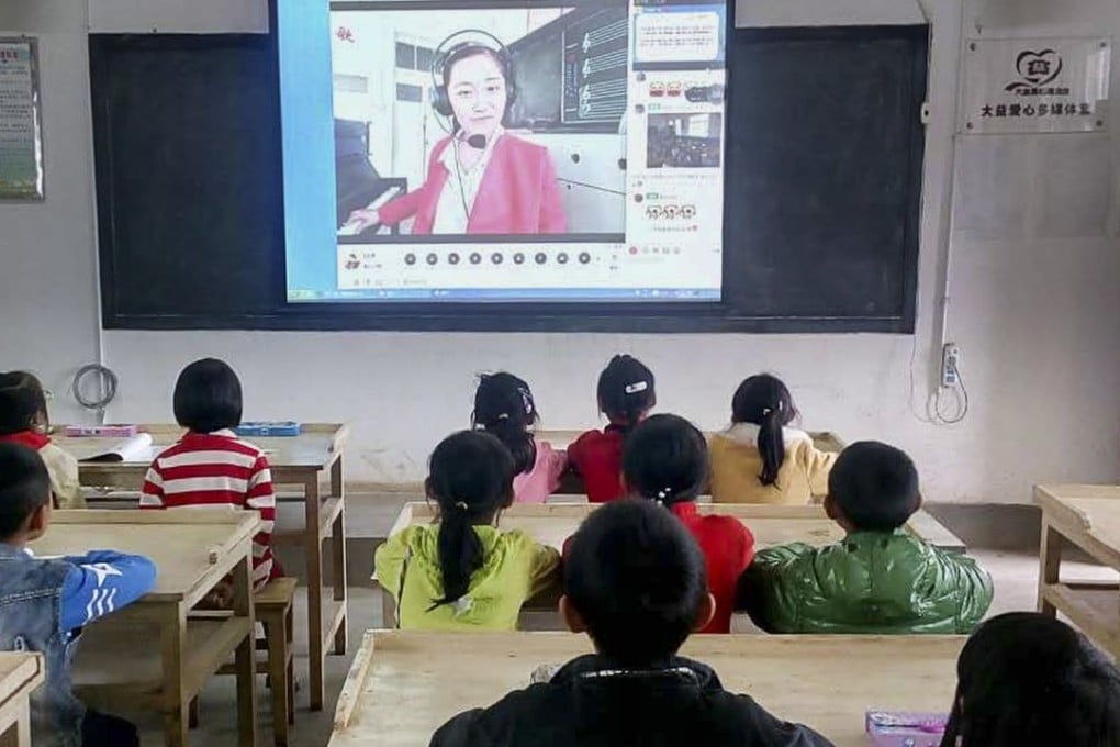 Wang Fei’s students attend an online class at the middle school in Huantai, Shandong province. Photo: Handout