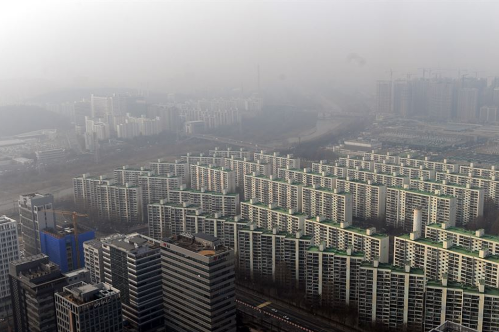 Seoul's sky is thick with dust. Photo: Korea Times/Koh Young-kwon
