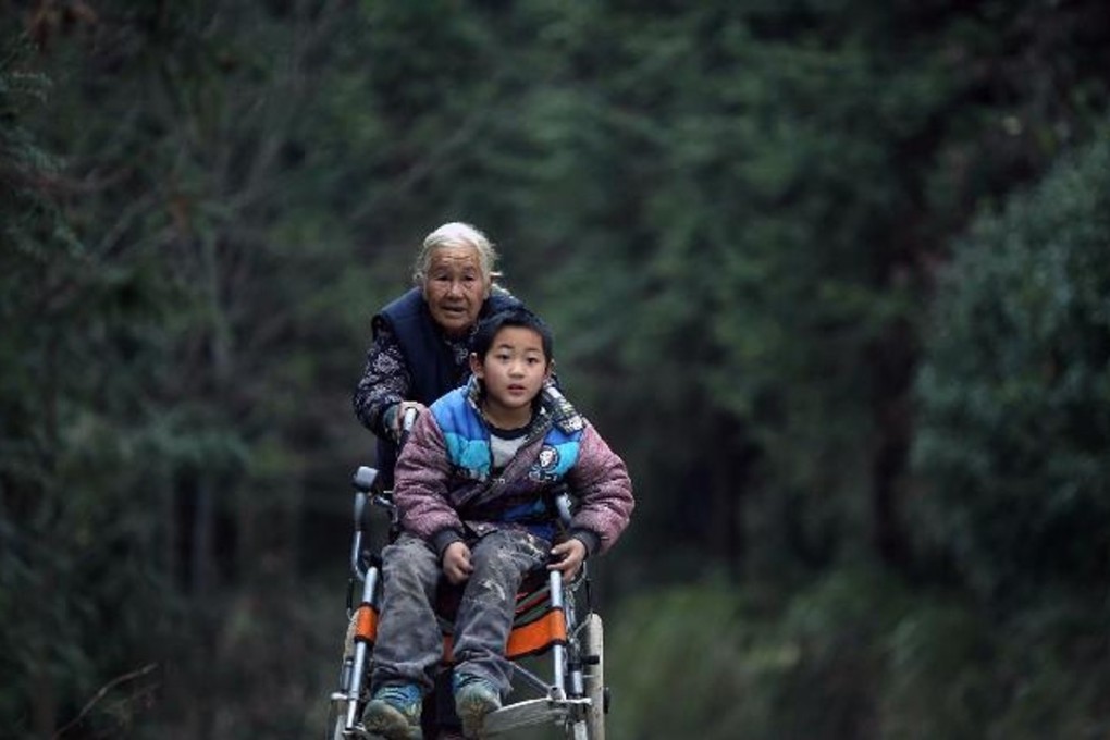 Grandmother Shi Yuying pushes her grandson Jiang Haowen to and from school each day. Photo: Kaixian.tv