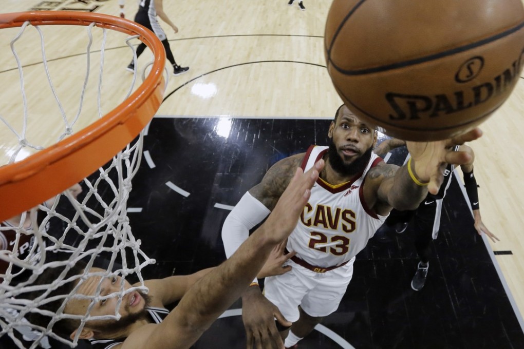LeBron James shoots past San Antonio Spurs forward Kyle Anderson during the first half. Photo: AP
