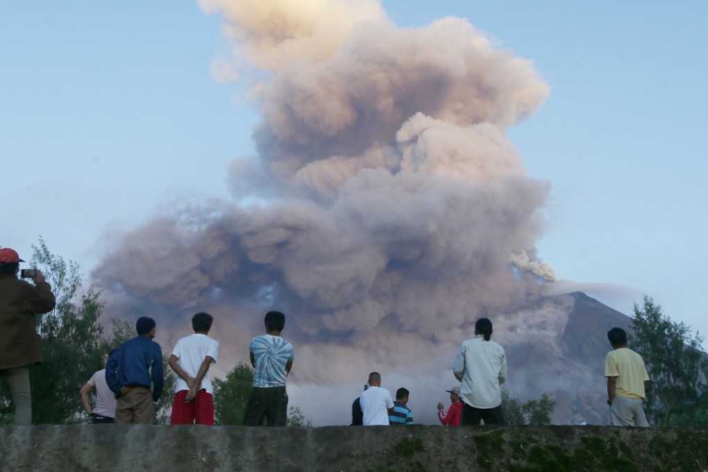 Residents watch as Mayon volcano erupts near Legazpi city, Albay province. Photo: AP