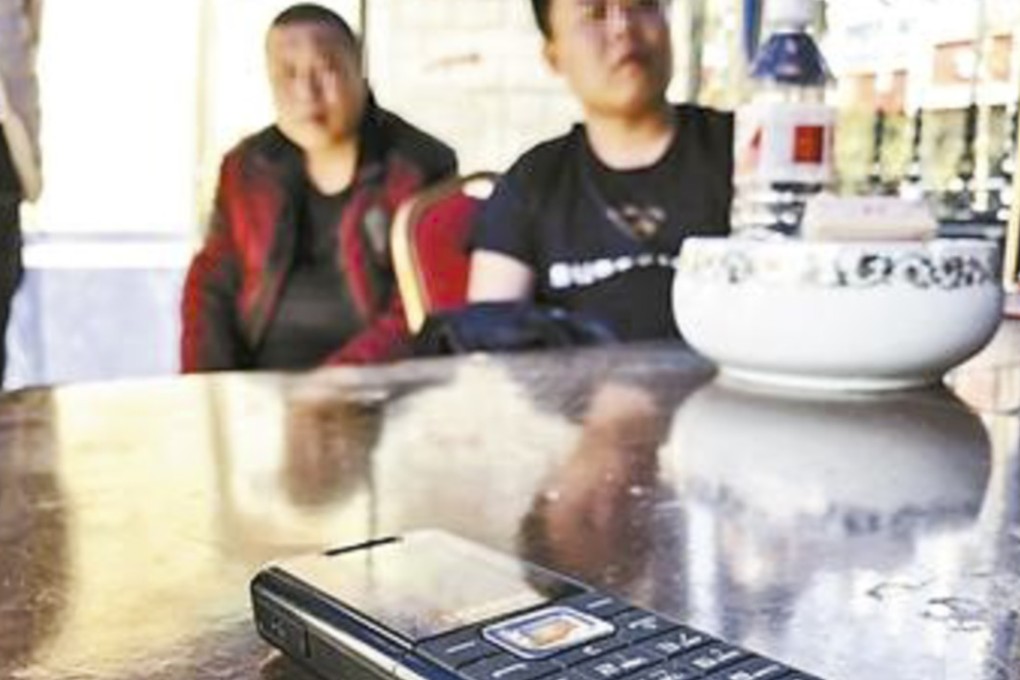 One of the victims was given a phone to contact his relatives after his release. Photo: Chinanews.com