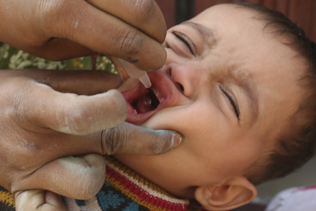 A health worker gives a polio vaccine to a child in Karachi, Pakistan. Recently a group of Chinese doctors went on a volunteer mission to help hundreds of people with eyesight problems in some of Karachi’s poorest areas. Photo: AP