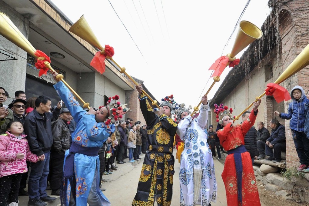 Villagers dressed in traditional costumes perform in Lantian county, Shaaxi province, February 26, 2015. Photo: Reuters
