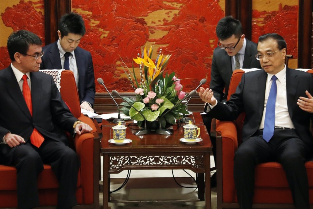 Japanese Foreign Minister Taro Kono (left) and Chinese Premier Li Keqiang during their meeting in Beijing on Sunday. Photo: EPA-EFE