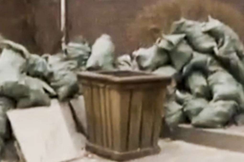 The man threw a bag of cash into the trash and took his household waste to work with him. Photo: News.china.com