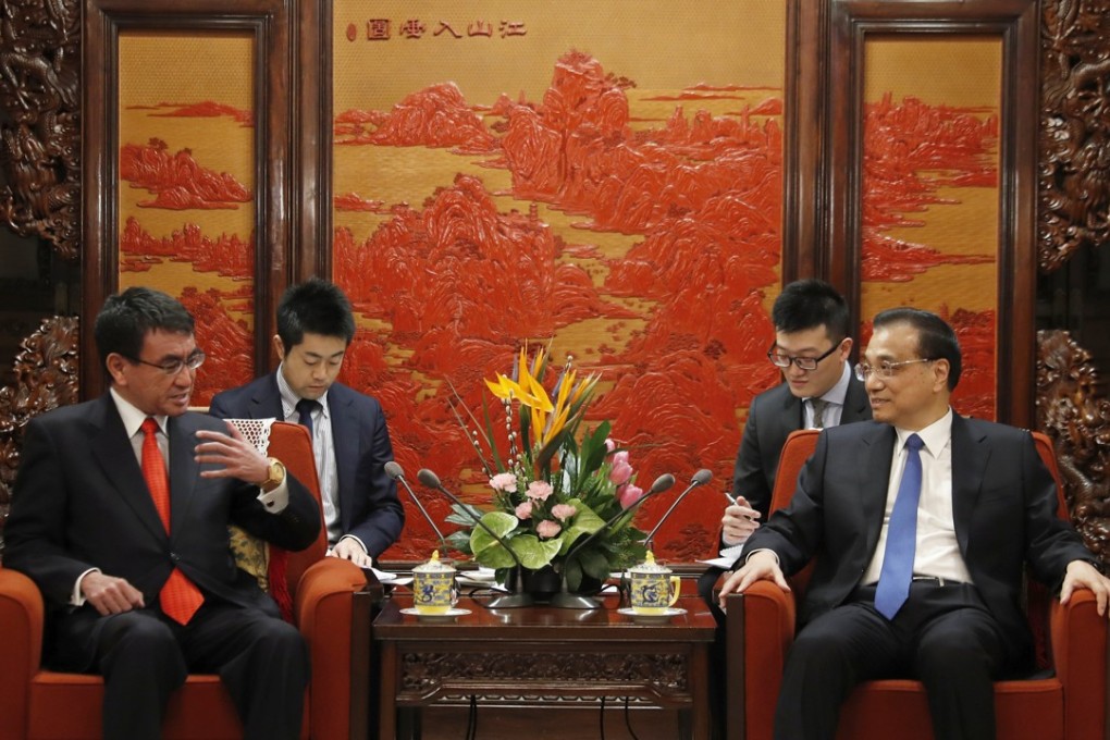 Japanese Foreign Minister Taro Kono (left) and Chinese Premier Li Keqiang hold talks at the Zhongnanhai Leadership Compound in Beijing on Sunday. Photo: EPA