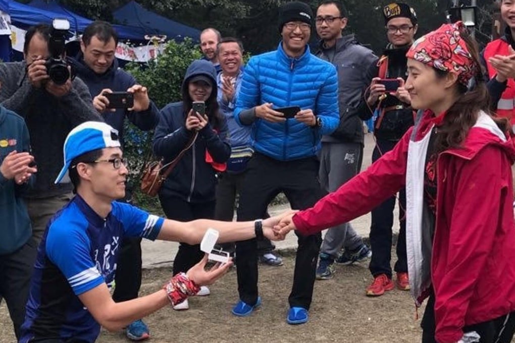 Zhang Linheng proposes to Wu Shasha on the finish line of the HK100. Photos: Vibram HK100
