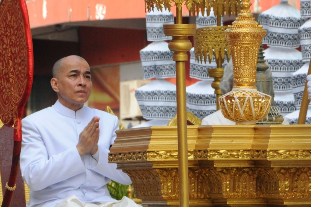 Cambodian King Norodom Sihamoni escorts the ashes of late King Father Norodom Sihanouk. Photo: Xinhua