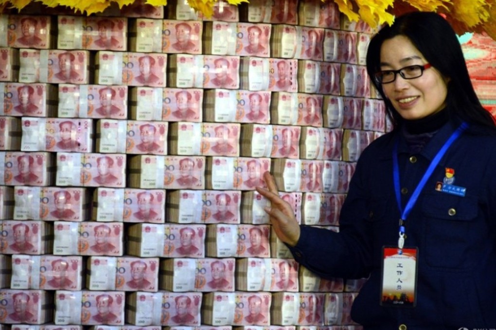 A steel company in eastern China issued bonuses totalling 160 million yuan (US$25.4 million) to its employee in wads of cash. Photo: News.qq.com