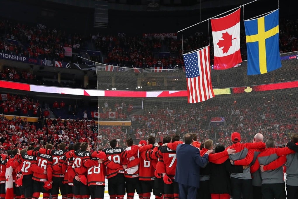 Team Canada stands together for the national anthem after winning the gold medal game against Sweden of the ice hockey World Junior Championship in Buffalo, New York, on January 5. Photo: Agence France-Presse