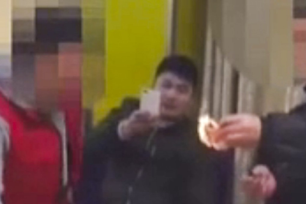 One of the men burns cash at the restaurant. Photo: Sina.com.cn