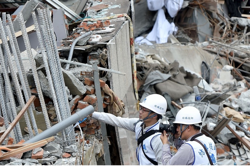 Technicians gather evidence at a collapsed building in Hualien. Photo: Xinhua