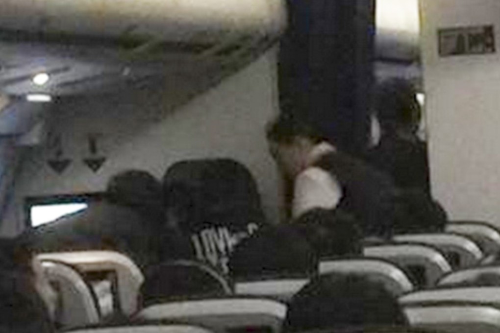 Jiangsu doctor Chen Shi had to call on his medical expertise to help an elderly woman with breathing difficulties during a flight from Frankfurt to Nanjing. Photo: New.qq.com