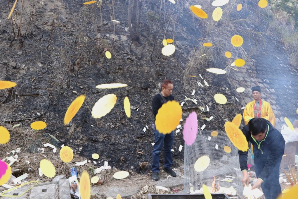 Mourning rituals at the site of the bus crash in Tai Po. Photo: Felix Wong