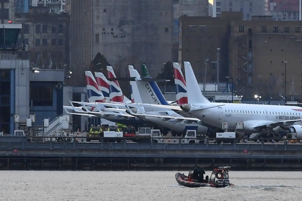 Bomb disposal experts ride a boat near London City Airport on February 12, 2018. Photo: EPA-EFE