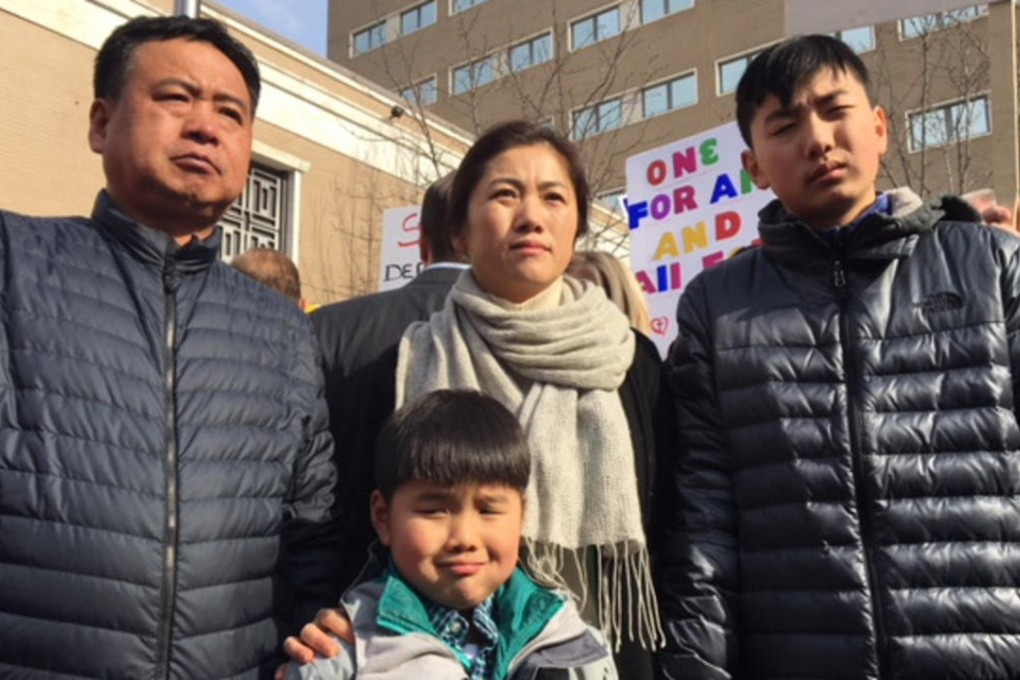 Huang Zhelong (far left) and his wife Li Xiangjin with their two sons. Photo: Weibo.