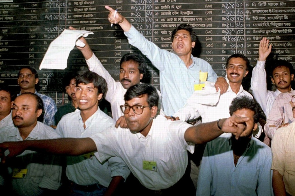 China and India are in a bidding war over teh Dhaka Stock Exchange (DSE). Pictured: Brokers on the floor of the DSE in 1996. File photo: Reuters