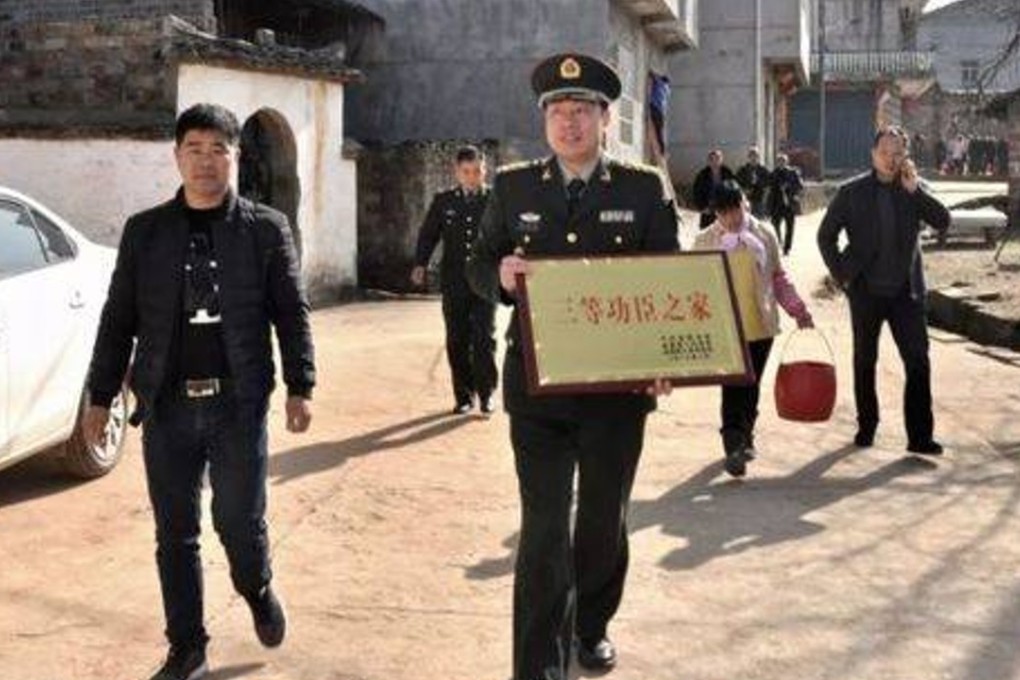 Chinese navy officer Gong Kaifeng was presented with a certificate in recognition of his work in helping to rescue a merchant ship and capture three Somali pirates last year. Photo: 163.com