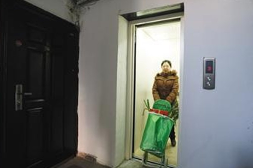 The lift was installed in an old building where there was previously no elevator. Photo: Chinanews.com