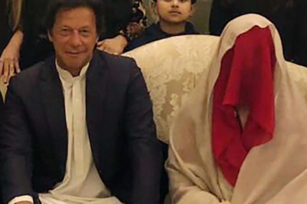 Imran Khan poses for a photograph with his new wife Bushra Wattoo along with relatives during a wedding ceremony in Lahore. Photo: AFP