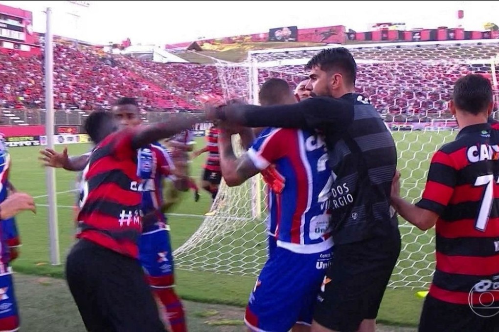 Bahia and Vitoria players clash. Photo: globoesporte.com