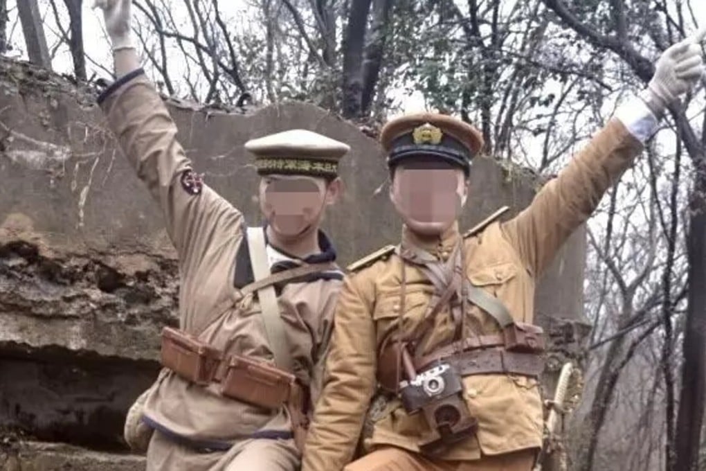 The men bought the military uniforms and equipment on the internet. Photo: Huanqiu.com