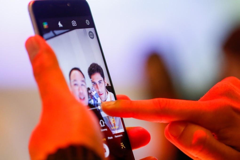 There are currently an estimated 200 Chinese smartphone companies operating in the world’s largest mobile phone market, down from about 300 two years ago. Many of these firms offer inexpensive, knock-off handsets through online shops and some bricks-and-mortar stores. Photo: Bloomberg