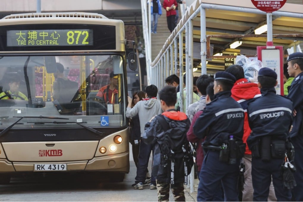 Police observe passengers board a KMB single-decker bus on route 872 departing the Sha Tin racecourse, on February 18. A double-decker on the same route met with a deadly accident on February 10. Photo: Felix Wong