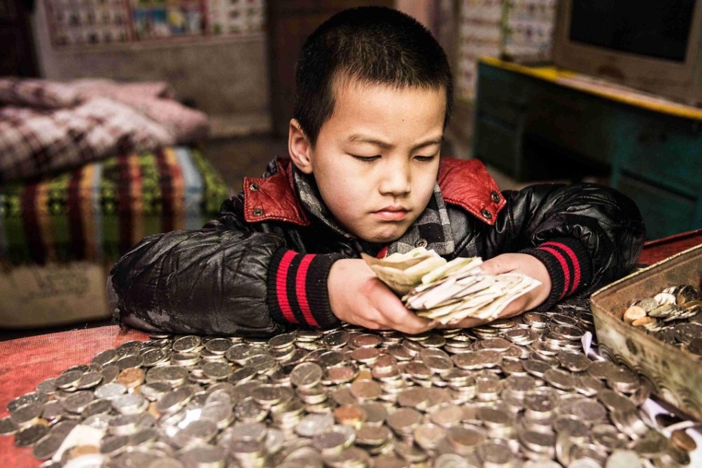 Li Guoliang pictured with the money he has saved for his brother. Photo: Qq.com