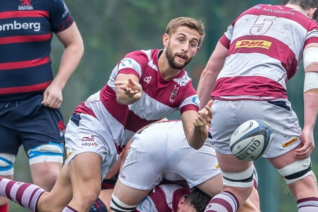 Kowloon scrum half Bryn Phillips dishes a pass. Photo: HKRU