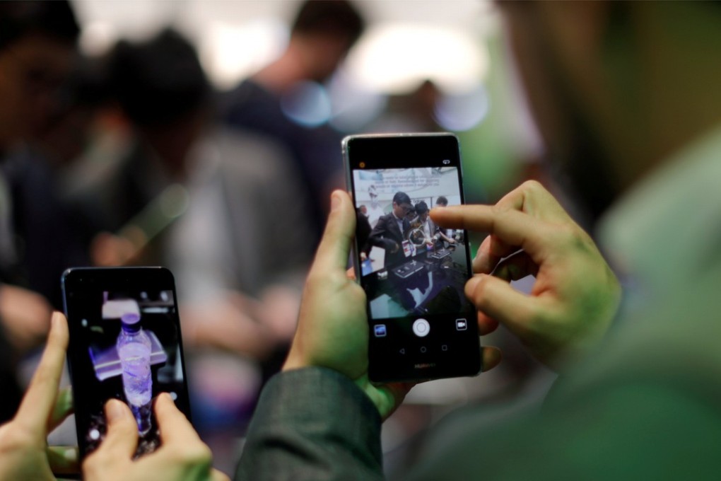 Visitors try out Huawei's devices during Mobile World Congress in Barcelona, Spain on February 27, 2017. Photo: REUTERS