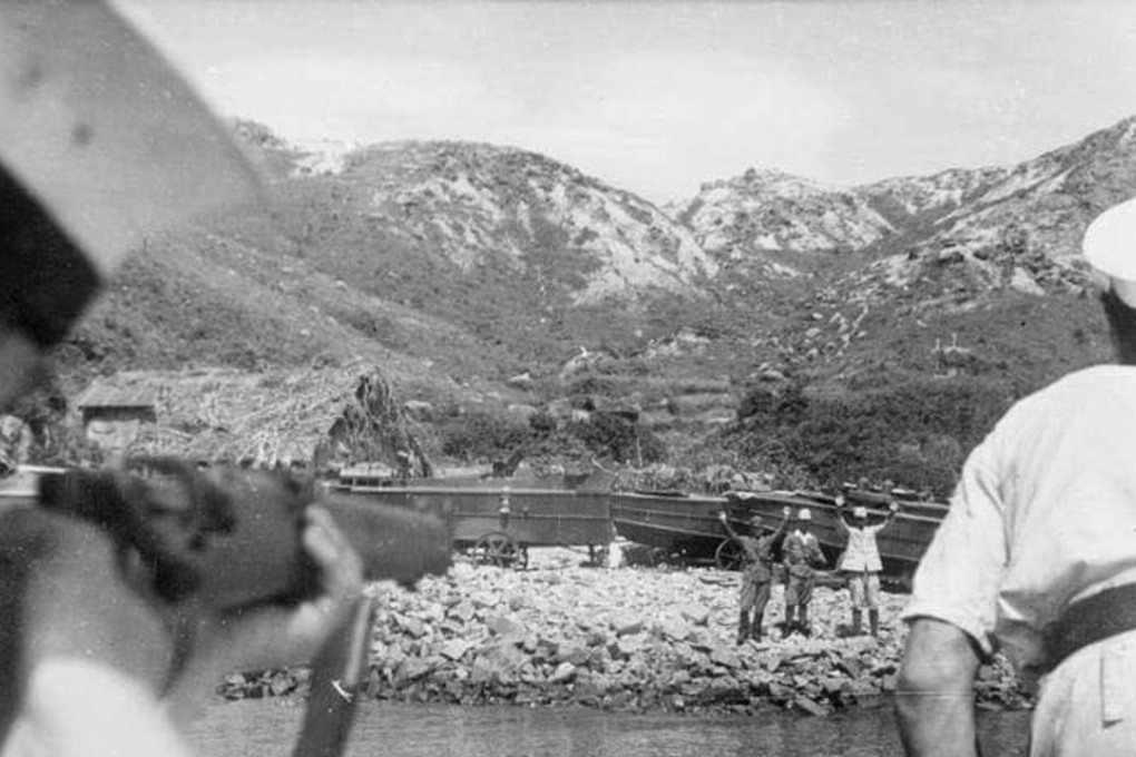 Imperial Japanese Navy sailors surrender to allied naval personnel in front of “kamikaze suicide boats” loaded with explosives at Lo So Shing, Lamma Island in September 1945. Photo: Imperial War Museum