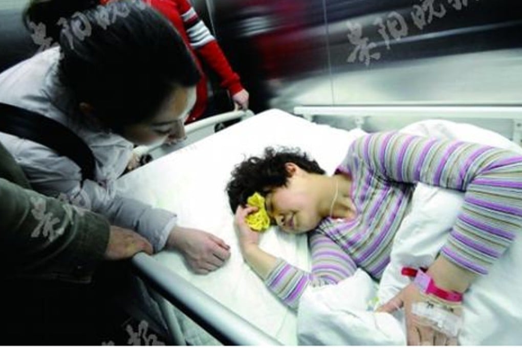 Auxiliary police officer Chen Zhongping fell into a coma after saving the life of a three-year-old girl who had fallen from a fourth-floor window. Photo: Sina