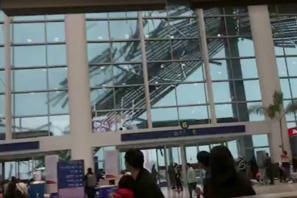 Part of the roofing collapses at Nanchang airport. Photo: Hsw.cn