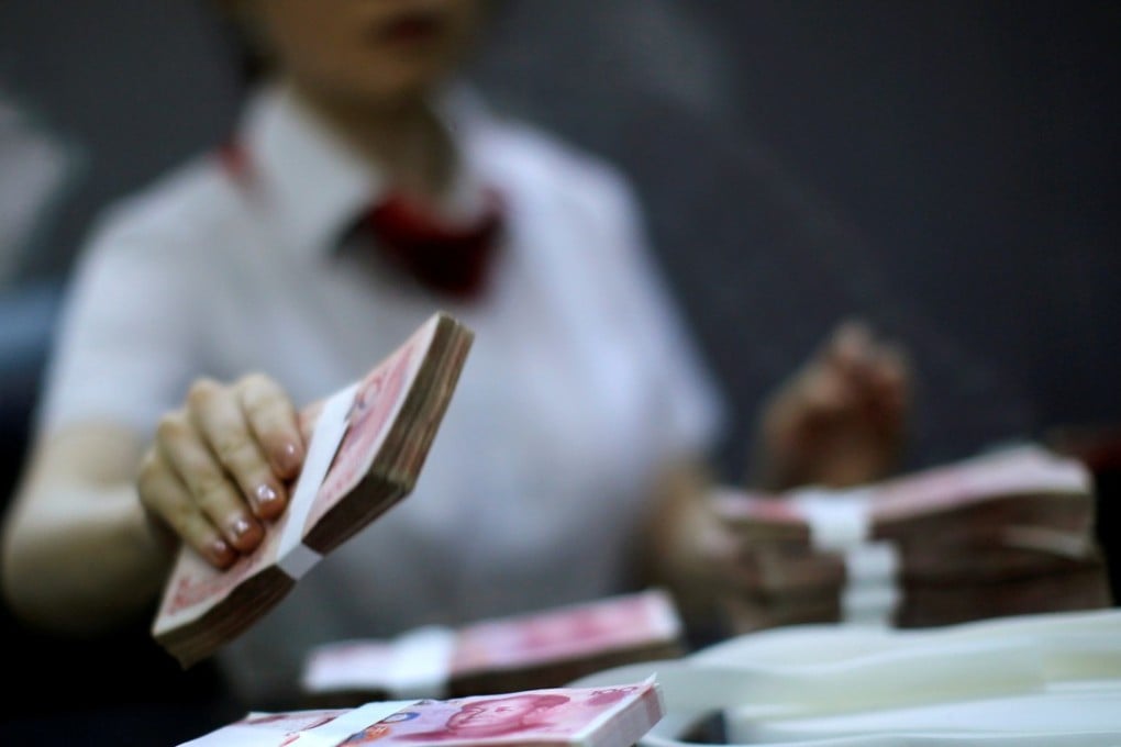 An employee of the Industrial and Commercial Bank of China Ltd (ICBC) counts money at one of the bank's branches at the Shanghai Free Trade Zone in Pudong district, in Shanghai on September 24, 2014. Photo: Reuters