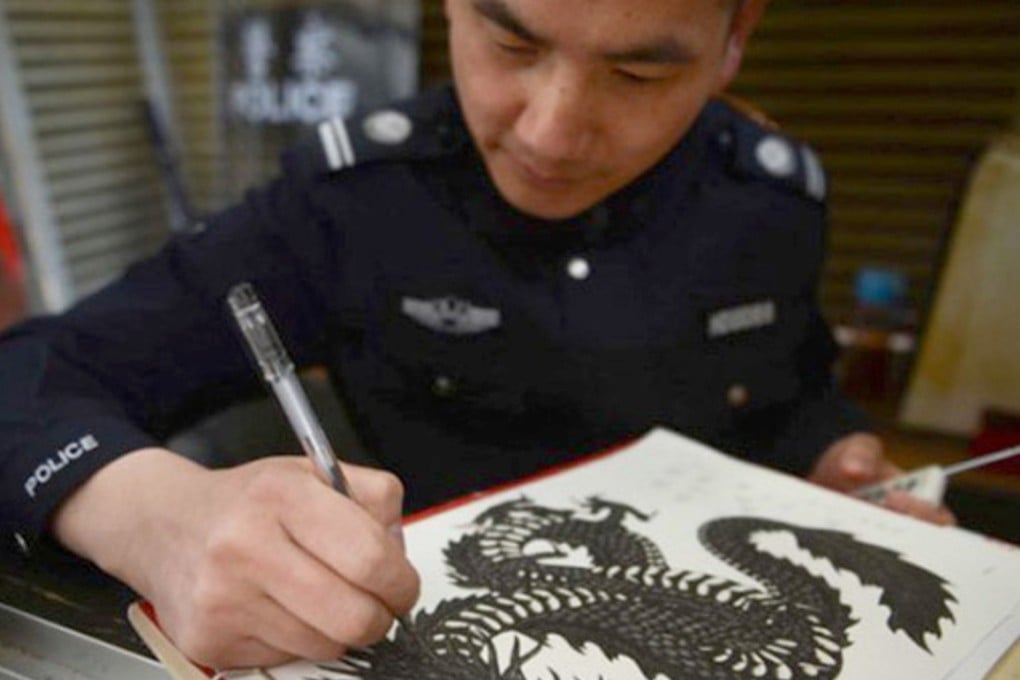 Hunan University security guard Jiang Shengxi’s drawings of dragons have turned him into a local celebrity. Photo: Thepaper.cn
