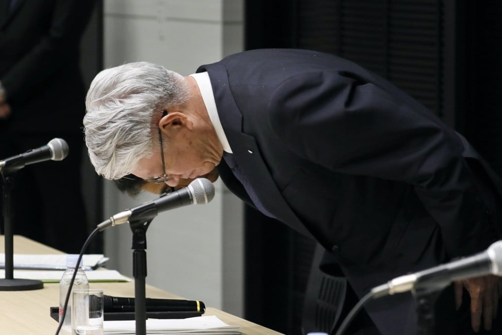 Kobe Steel president and CEO Hiroya bows deeply at the end of a news conference to announce his resignation. Photo: EPA