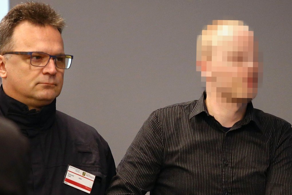 Defendant Patrik F (R) is escorted to the courtroom in handcuffs by a prison officer before the proclamation of sentence in the trial against the German far-right group 'Gruppe Freital' in Dresden, Germany, on March 7, 2018. Photo: EPA-EFE