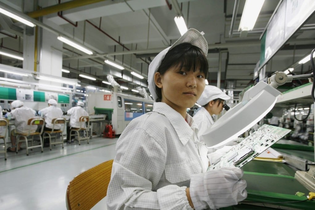 Huang Xuehua, 24, from Guangdong province， working inside a Foxconn factory in the township of Longhua in the southern Guangdong province in this May 26, 2010 file photo.Photo: Reuters