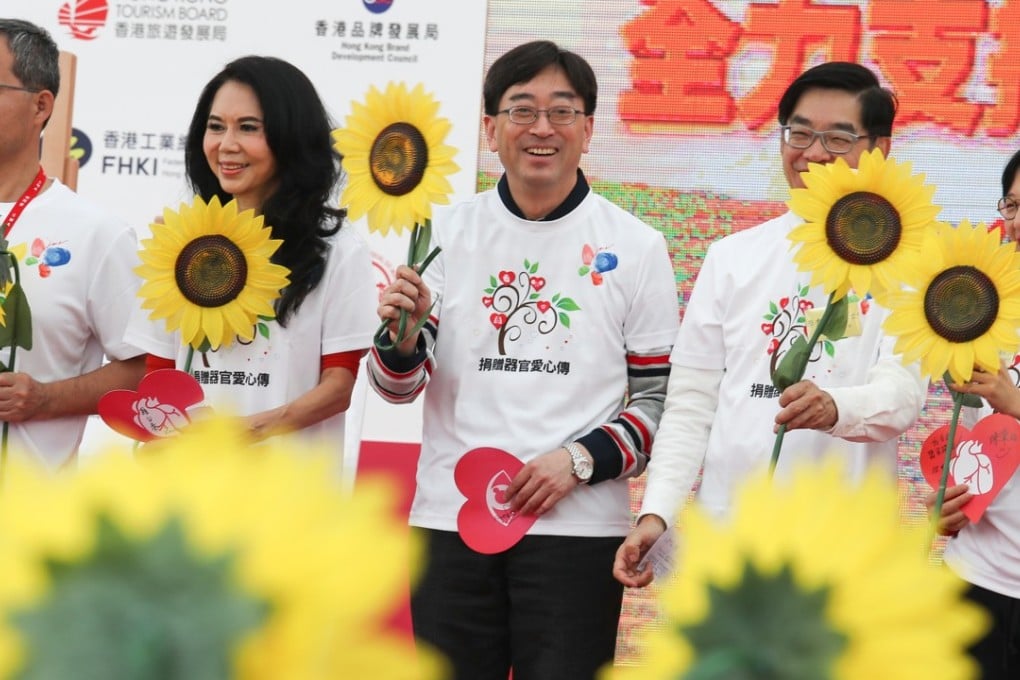 Ko Wing-man (centre), then secretary for Food and Health, helps promote a Greater China organ donation campaign, at Victoria Park in December 2016. Photo: Nora Tam