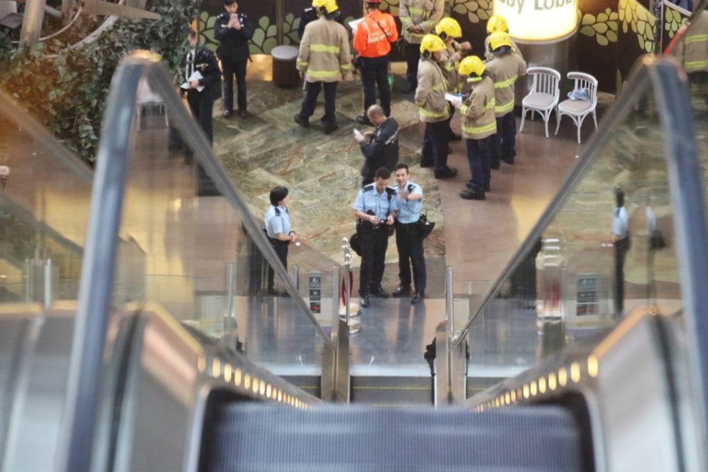 Police officers investigate the incident. Photo: Felix Wong