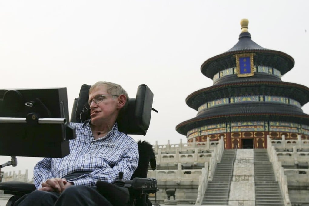 British scientist Stephen Hawking visits the Temple of Heaven in Beijing in 2006. Photo: AFP