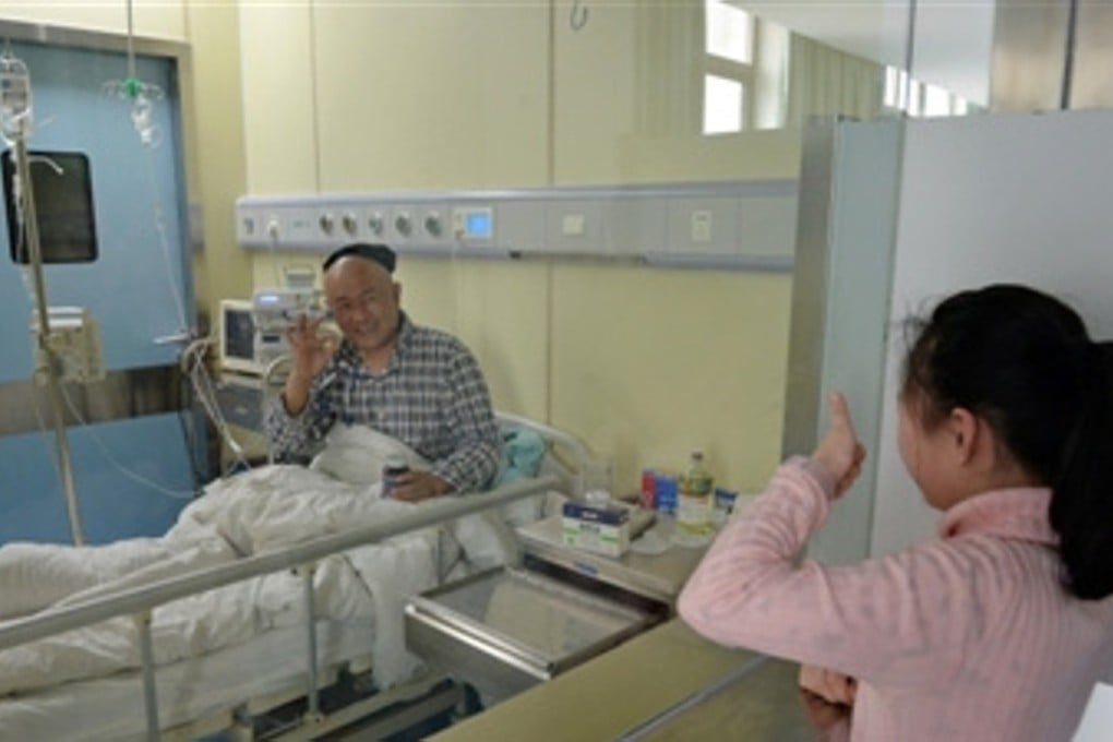 Zhenzhen gave her father a thumbs up as he prepared for his operation. Photo: Weibo